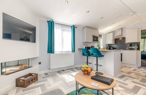 Longnor House | Buxton Pet Friendly Lodge with Hot tub