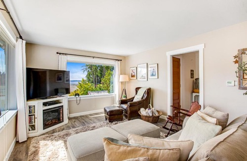 Allyn-Grapeview House | Buzz & Christa's Beach House