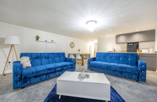 Bradford Apartment | Bv Large Navy Blue Diamond Suites Apt