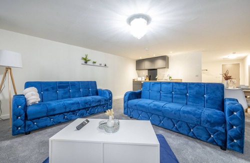 Bradford Apartment | Bv Large Navy Blue Diamond Suites Apt