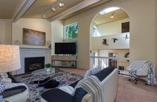 Cougar Mountain House | BV1-CASTLE VILLA-convenient n comfortable!