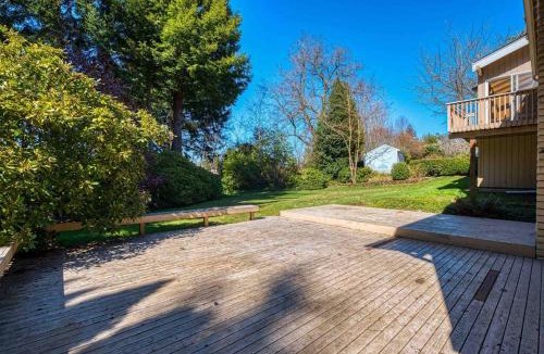 Cougar Mountain House | BV1-CASTLE VILLA-convenient n comfortable!