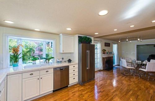 Cougar Mountain House | BV1-CASTLE VILLA-convenient n comfortable!