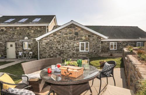 Nefyn House | Bwthyn Gwenyn Yr Haf Summer Bee Barns