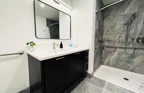 Sandusky Hotel | By Cedar Point SportsForce ADA Compliant Sleeps 6