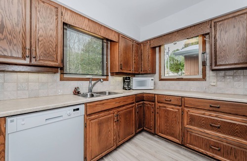 Colpoys Bay Cottage | By The Bay Retreat | Waterfront + SUNSET View