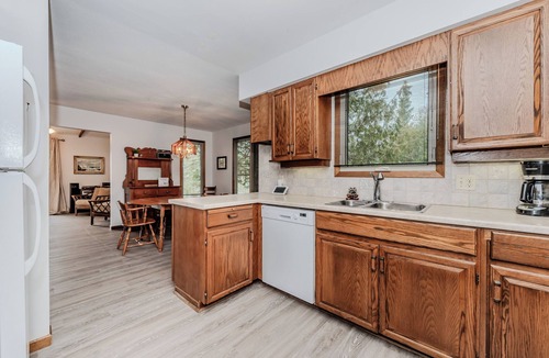 Colpoys Bay Cottage | By The Bay Retreat | Waterfront + SUNSET View