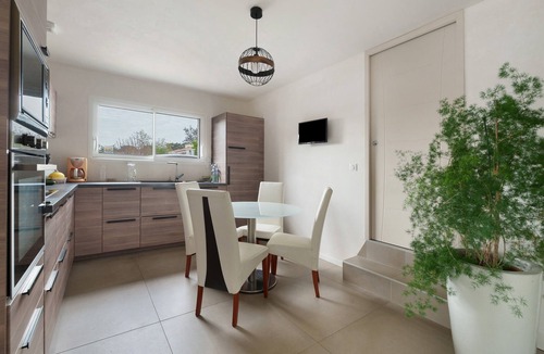 Pornic House | 'By the Pool' with Jacuzzi, Walk to Beach, Sleeps 8