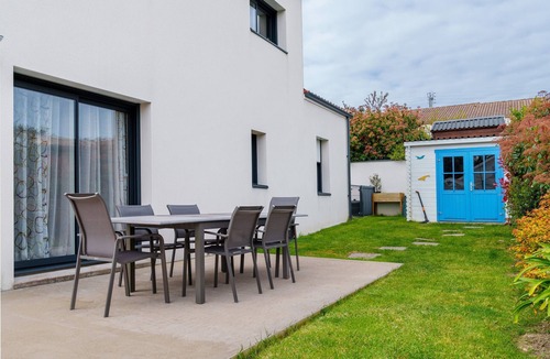 Pornic House | 'By the Pool' with Jacuzzi, Walk to Beach, Sleeps 8
