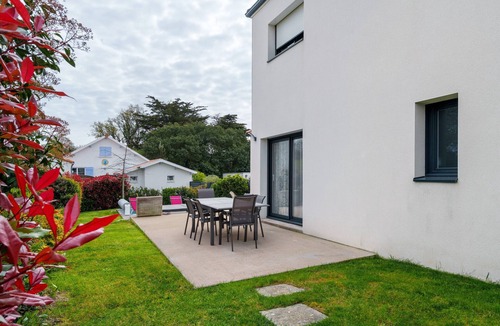 Pornic House | 'By the Pool' with Jacuzzi, Walk to Beach, Sleeps 8