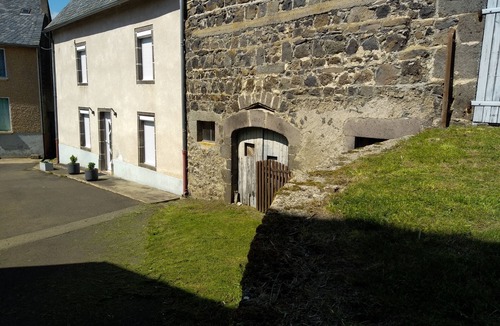 Ceyssat House | By the stream