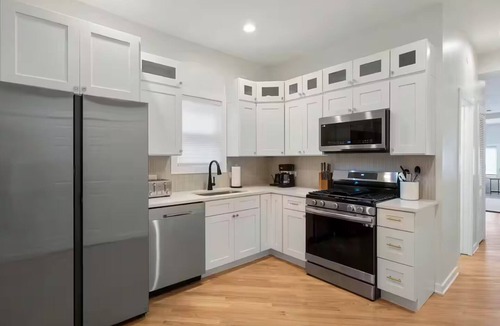 North Center Condo | By Wrigley Field +Reserved Parking Space +95 Walkscore + In-Unit Laundry + Patio