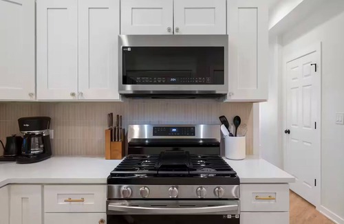North Center Condo | By Wrigley Field +Reserved Parking Space +95 Walkscore + In-Unit Laundry + Patio