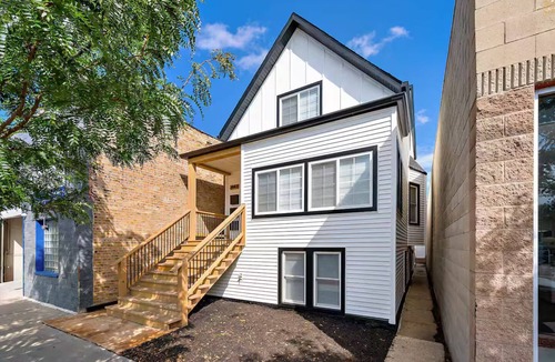 North Center Condo | By Wrigley Field +Reserved Parking Space +95 Walkscore + In-Unit Laundry + Patio