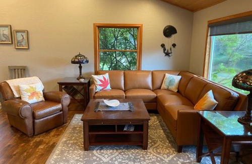 Gold Beach Resort | Byrdies Beach House @ Crook Point