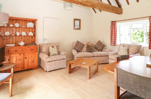 Pulborough House | BYRE COTTAGE 2, family friendly, with pool in Storrington