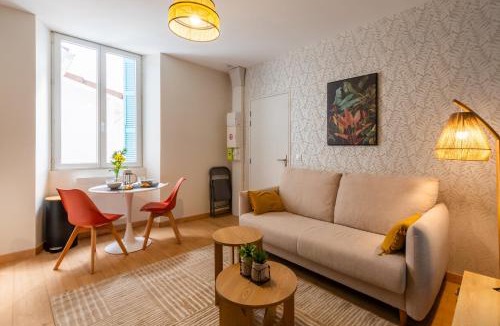 Lourdes Apartment | Côté Cour - 9 min des Sanctuaires - Moderne & Équipé - Jusqu'à 4 couchages