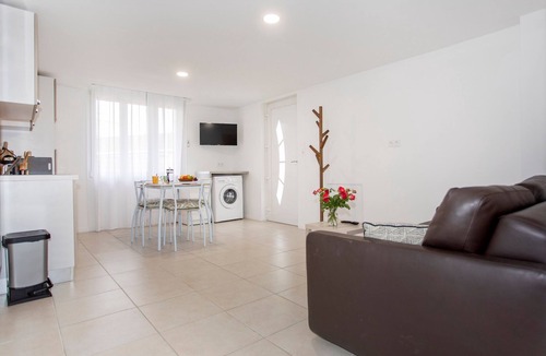 Le Coteau Apartment | Côté jardin 1 - Appartement avec Jardin