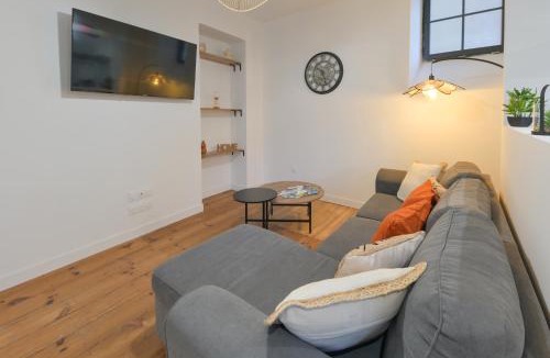 Centre Ville Apartment | Cœur de Pau - Clim et Parking - L'Odyssée