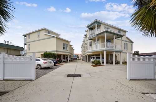 El Centro Beach Condo | C Dreams by Book That Condo