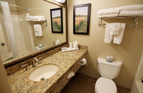 Grand Forks Hotel | C'mon Inn Hotel & Suites