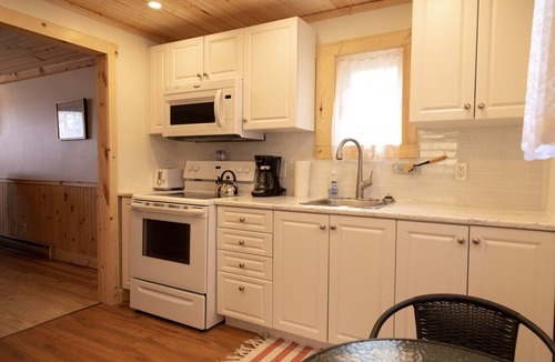Coleman Cabin | C7 - Cozy Lakeside Cottage in Temiskaming Shores