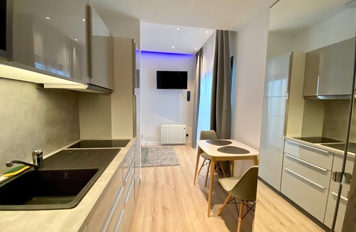 15th Arrondissement Apartment | C9 Mini Studio Design 175Blo-Paris Convention