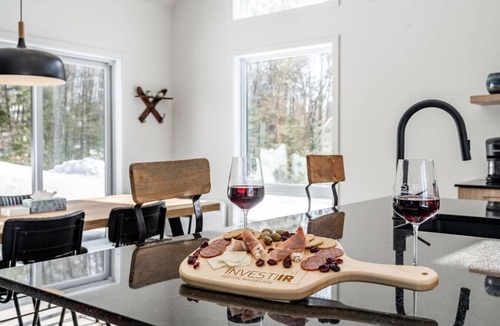 Pine Hill Ski Chalet | Private Hot Tub | Hiking | Skiing | Roitelet