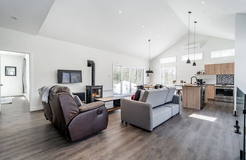 Pine Hill Ski Chalet | Private Hot Tub | Hiking | Skiing | Roitelet