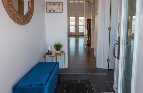 Sainte-Famille House | La Maison Laurentienne, River View, Spa and Sauna