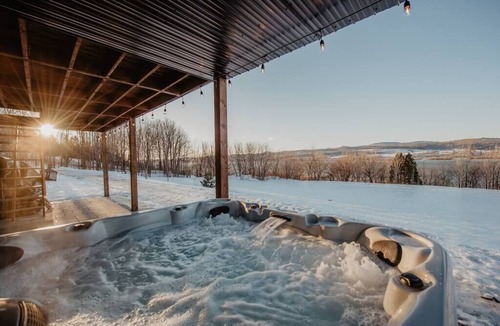 Sainte-Famille House | La Maison Laurentienne, River View, Spa and Sauna