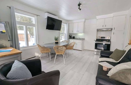 Saint-Tite-des-Caps Ski Chalet | Nature Chalet with Private Spa & Firepit