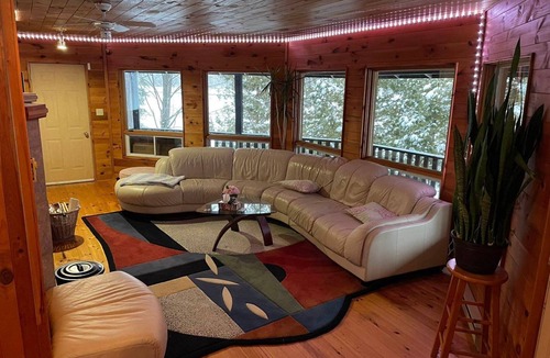 Rideau Lakes Cottage | Wooden Waterfront Cottage in Kingston - (Pet-Friendly!)