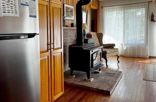 Leeds and the Thousand Islands Cottage | Charleston Lake Front Cottage with boat dock. 4 Bedroom. Pet Friendly!
