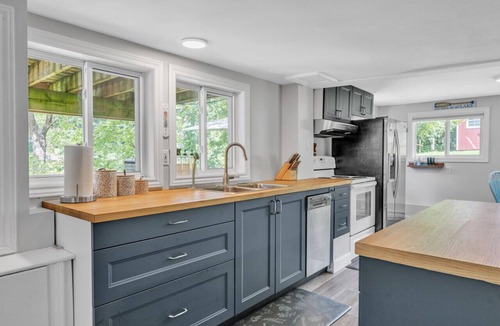 Lyndhurst Cottage | Black Rapids Retreat | Waterfront Cozy Cottage