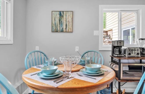Lyndhurst Cottage | Black Rapids Retreat | Waterfront Cozy Cottage