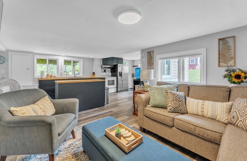 Lyndhurst Cottage | Black Rapids Retreat | Waterfront Cozy Cottage