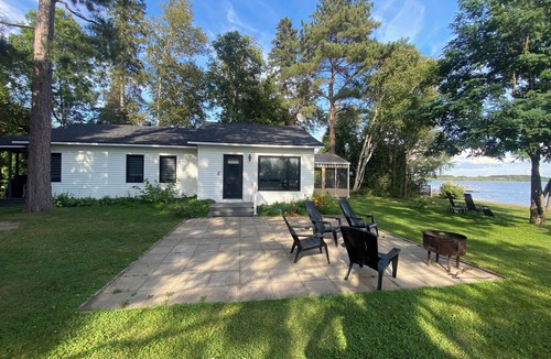 Lac-Saint-Jean-Est Regional County Municipality Ski Chalet | Waterfront Chalet du Havre, 4 bedrooms, 2 bathrooms, covered terrace!