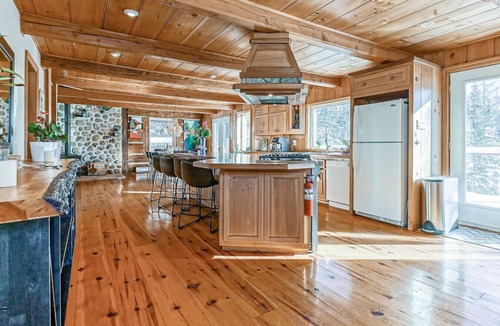 Notre-Dame-de-la-Merci House | River Rock: Escape in nature
