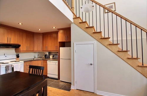 Bellerive Condo | Loft 16 pieds de plafond avec mezzanine et spa.