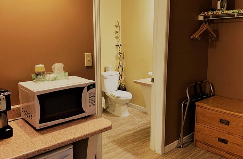 Little Current Hotel | Hawberry Motel