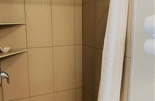 Little Current Hotel | Hawberry Motel