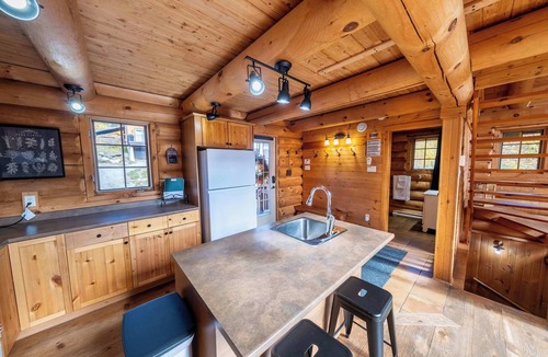 Notre-Dame-Auxiliatrice-de-Buckland Ski Chalet | Round Wooden Chalet | L'Antaya