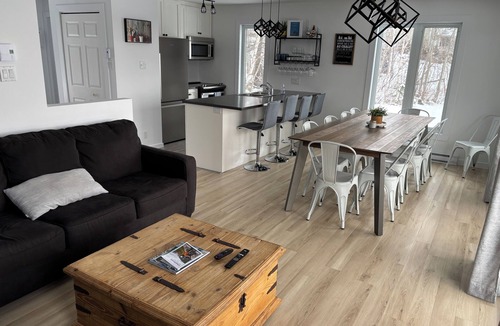 Petite-Riviere-Saint-Francois Ski Chalet | Le Rassembleur SPA & GAME ROOM