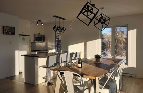 Petite-Riviere-Saint-Francois Ski Chalet | Le Rassembleur SPA & GAME ROOM