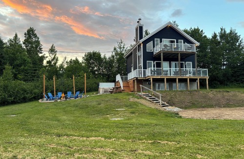 Petite-Riviere-Saint-Francois Ski Chalet | Le Rassembleur SPA & GAME ROOM