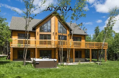 Petite-Riviere-Saint-Francois Ski Chalet | Luxurious cottage with hot tub, heated swimming pool, billiard
