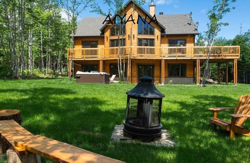 Petite-Riviere-Saint-Francois Ski Chalet | Luxurious cottage with hot tub, heated swimming pool, billiard