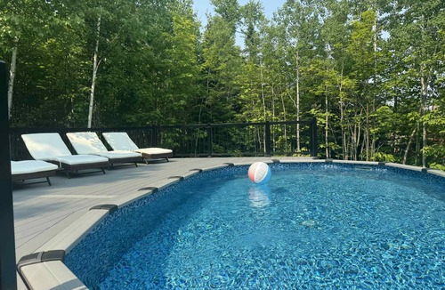 Petite-Riviere-Saint-Francois Ski Chalet | Luxurious cottage with hot tub, heated swimming pool, billiard