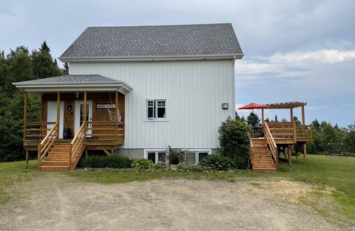 Petite-Riviere-Saint-Francois Ski Chalet | Calm and peaceful getaway between the river and the mountain